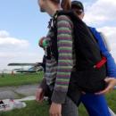 Sprawdzanie ucznia-skoczka przed skokiem ze spadochronem 2016.06.04 (03)