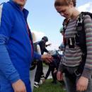 Sprawdzanie ucznia-skoczka przed skokiem ze spadochronem 2016.06.04 (04)